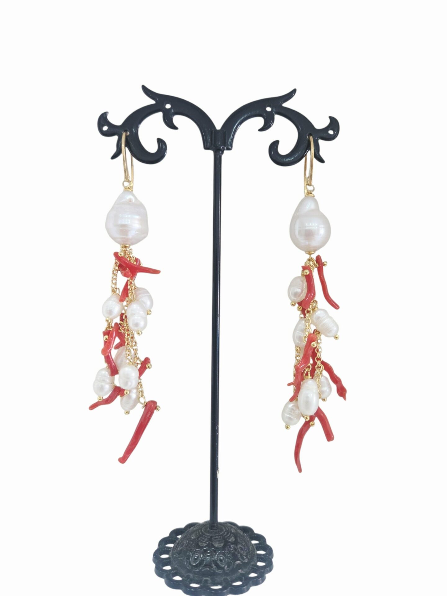 Orecchini  realizzati con corallo,perle di fiume, perle scaramazze e monachella in argento925 placcata oro 
lunghezza 10cm
peso 9.4gr Spedizione Gratuita