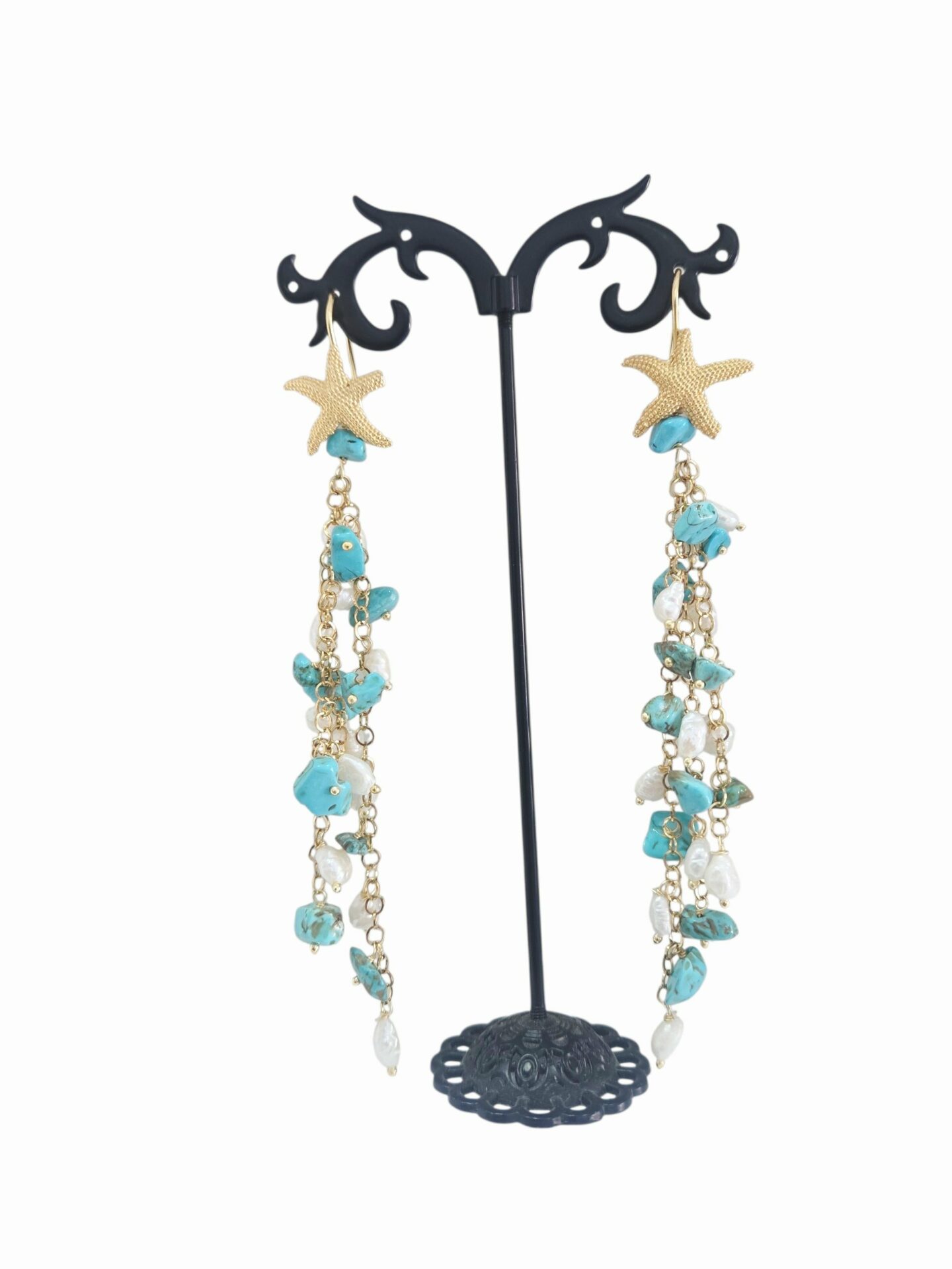 Orecchini pendenti realizzati con turchesi, perle di fiumee monachella con stellina in ottone
lunghezza 12cm
peso 8.2gr Spedizione Gratuita
