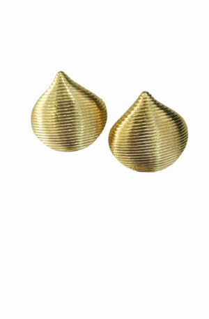Orecchini conchiglia rigata in ottone 
peso 8.3gr
lunghezza 2cm Spedizione Gratuita