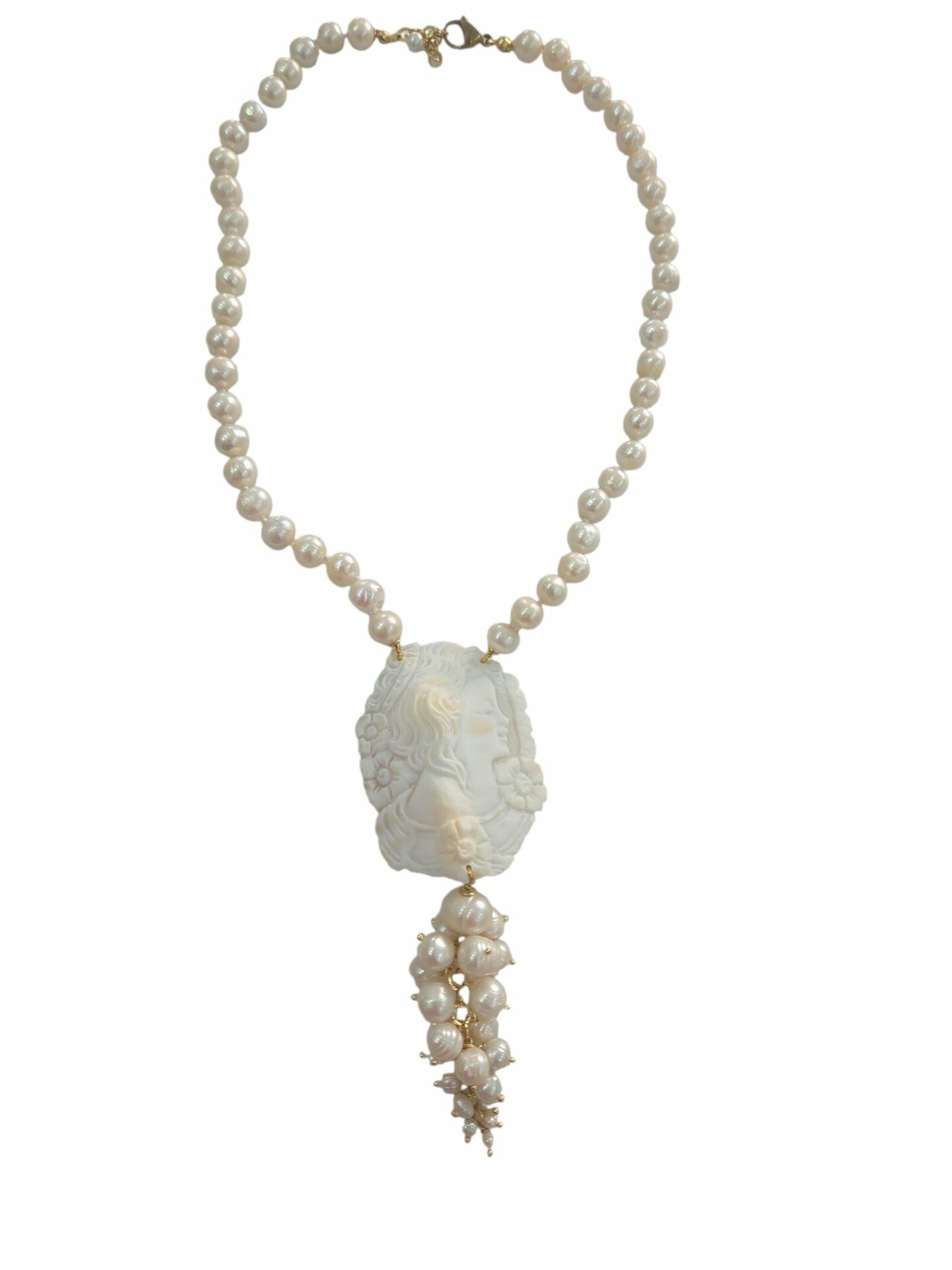 Collana girocollo regolabile realizzata con perle di fiume e cammeo con volto scolpito.
lunghezza collana 53cm
lunghezza ciondolo 13cm Spedizione Gratuita