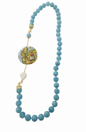 Collanq realizzat con calcedonio e laterale con perla barocca piatta e ceramica di Caltagirone dipinta
lunghezza 75cm Spedizione Gratuita