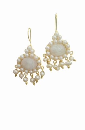 Orecchini  realizzati  con pietra di luna,perle di fiume e di maiorca su ottonelunghezza 5.5cmpeso 9.4gr Spedizione Gratuita