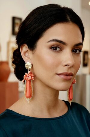 Handcrafted earrings with brass, pink/orange coral, quartz and coral paste drop. Length 7.5cm, weight 8.9g. Free Shipping. Orecchini realizzati artigianalmente con ottone, corallo rosa/arancio,quarzi e goccia in pasta di corallo.lunghezza 7.5cmpeso 8.9gr Spedizione Gratuita