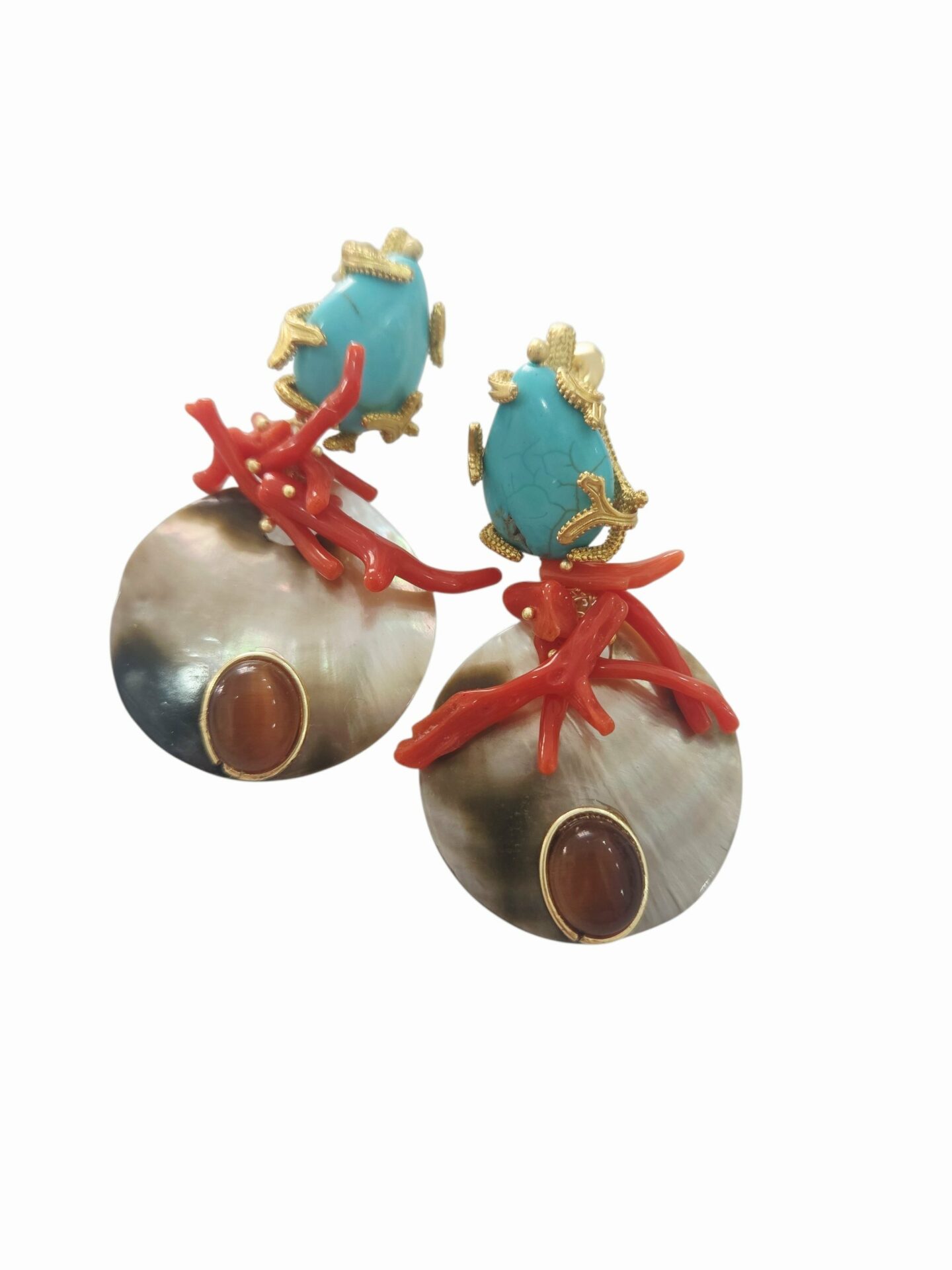Orecchini realizzati con rametti di corallo, madreperla ed occhio di gatto ambrato.Perno su base in ottone con turchese
peso 8gr
lunghezza 5cm Spedizione Gratuita