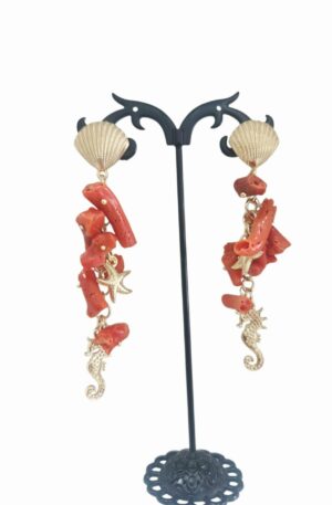 Orecchini  realizzati con corallo e charms marini: conchiglia, stella e cavalliccio dorati.
lunghezza 8.5cm
peso 11.6gr Spedizione Gratuita