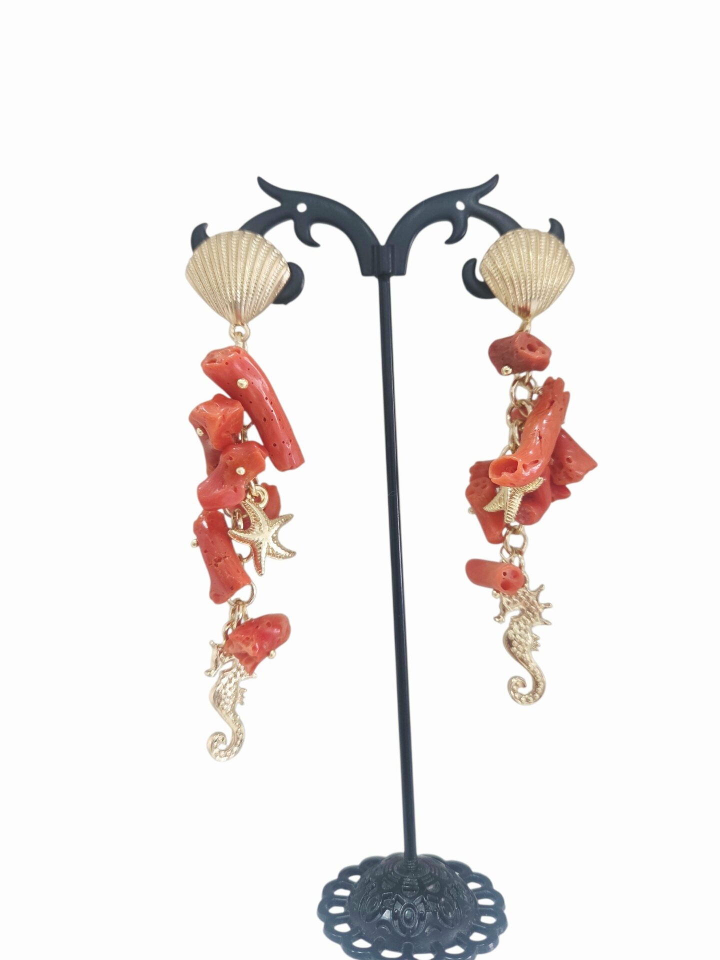 Orecchini realizzati con corallo e charms marini: conchiglia, stella e cavalliccio dorati.
lunghezza 8.5cm
peso 11.6gr Spedizione Gratuita Orecchini realizzati con corallo e charms marini: conchiglia, stella e cavalliccio dorati.
lunghezza 8.5cm
peso 11.6gr Spedizione Gratuita