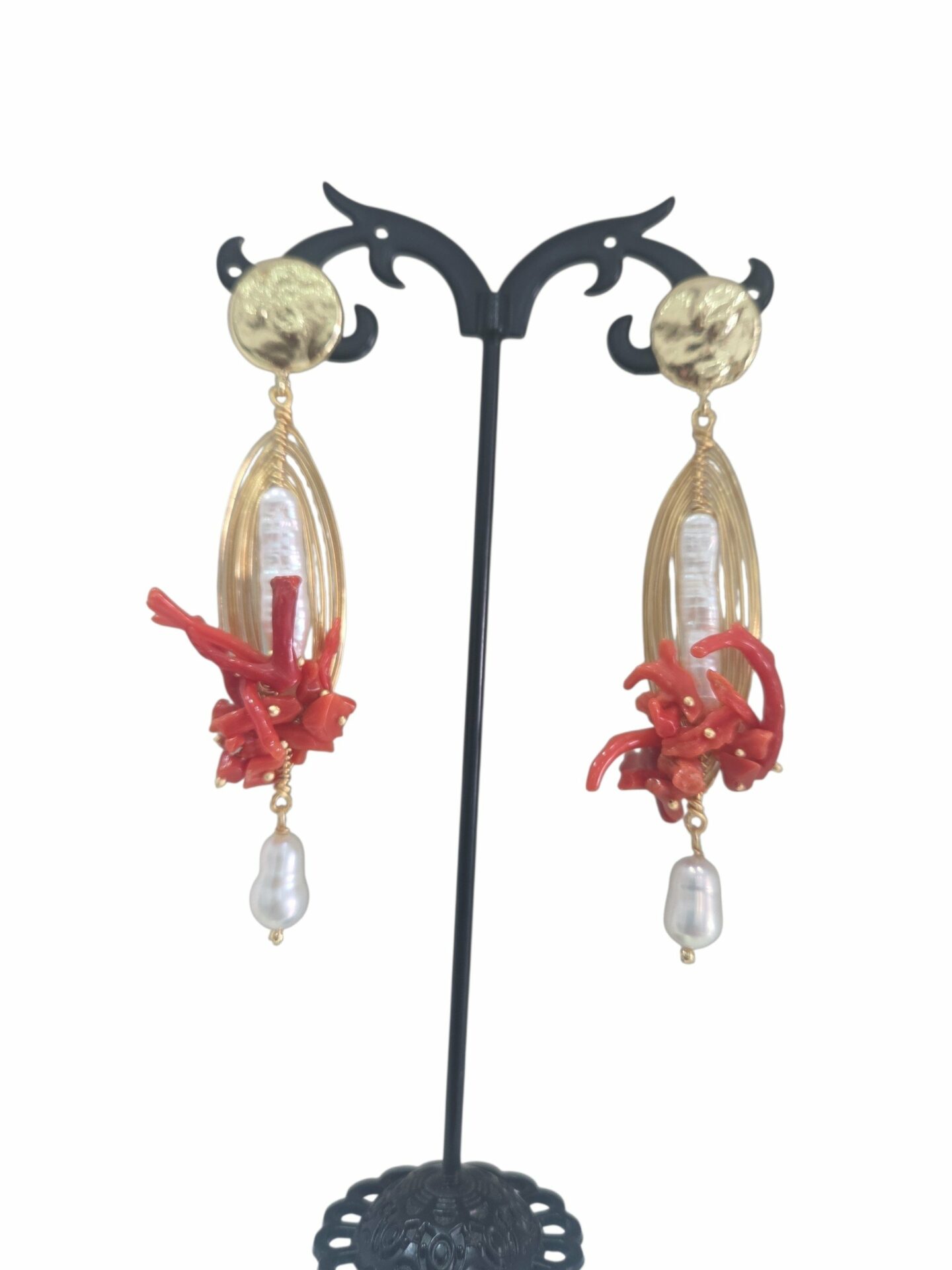 Orecchini realizzati artigianalmente con perle barocche, corallo ed ottone
lunghezza 8cm
peso 8.4gr Spedizione Gratuita
