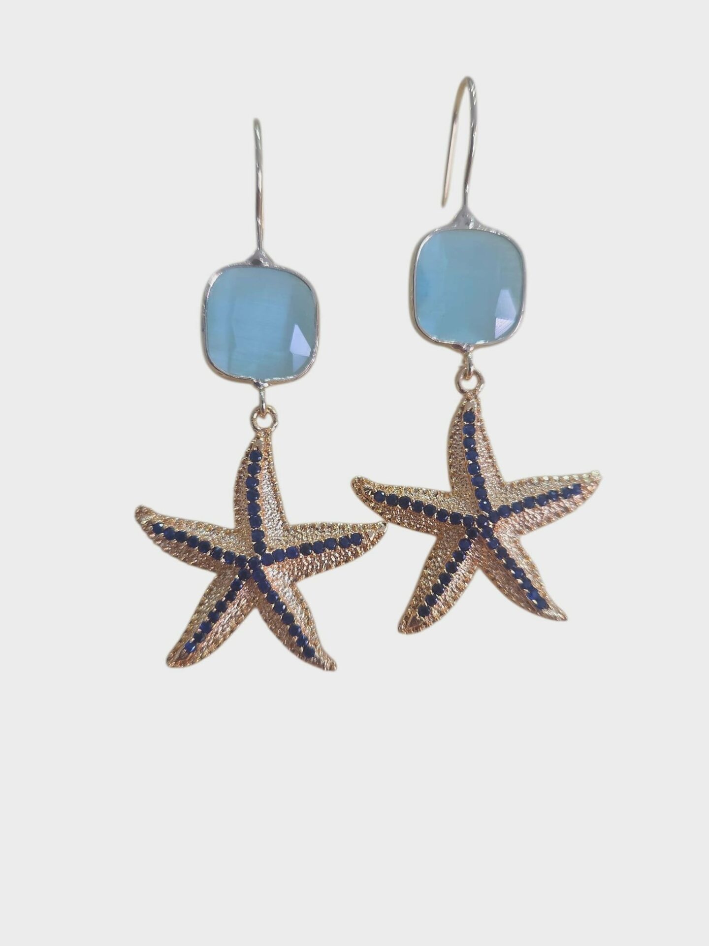 Orecchini realizzati con stelle in ottone e zirconi pendenti ed occhio di gatto con monachella.
Peso 4gr lunghezza 6cm Spedizione Gratuita Orecchini realizzati con stelle in ottone e zirconi pendenti ed occhio di gatto con monachella.
Peso 4gr lunghezza 6cm Spedizione Gratuita
