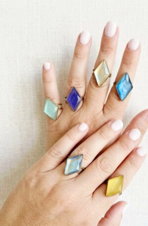 Anelli rombi regolabili con pietra occhio di gatto contornati da ottone.Colori blu elettrico, giallo,celeste, carta da zucchero, azzurro e neutro . Spedizione Gratuita