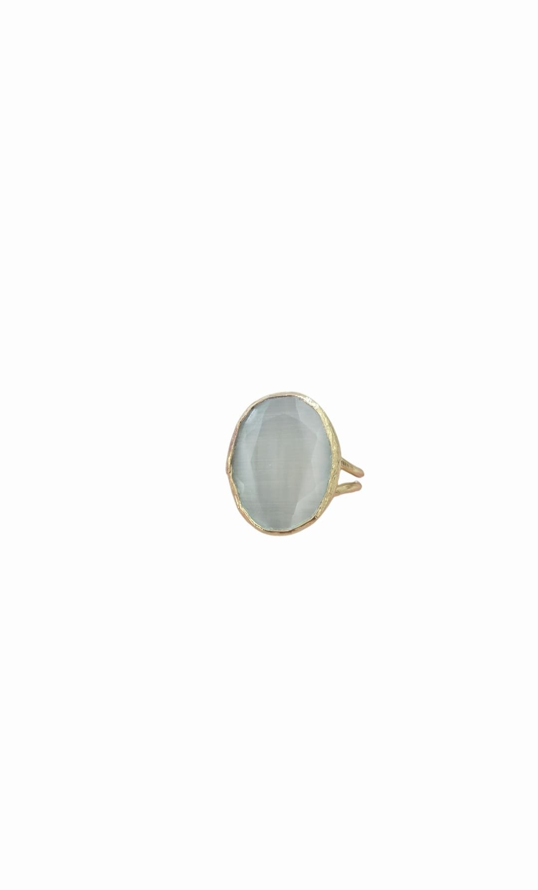 Anelli regolabili ovali con pietra occhio di gatto ed ottone. Misura pietra 2cmx1.5cm
Colori neutro, verde, carta da zucchero e blu elettrico Spedizione Gratuita