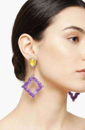 Orecchini realizzati con giada viola e perno occhio di gatto giallo con marcasite 
peso 13.6gr
lunghezza 7cm Spedizione Gratuita