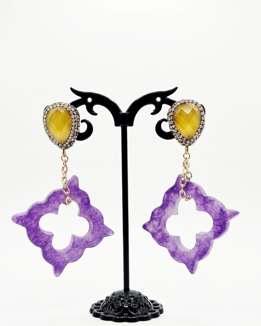 Orecchini realizzati con giada viola e perno occhio di gatto giallo con marcasite 
peso 13.6gr
lunghezza 7cm Spedizione Gratuita