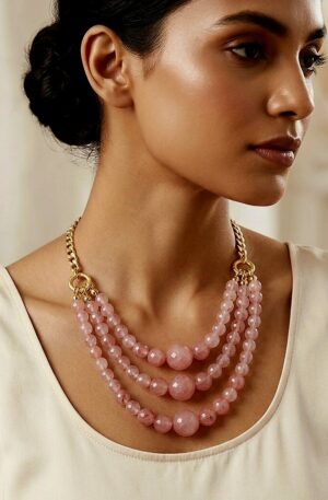 Collana girocollo realizzata con catena dorata anallergica e tre fili di sfere varie misure di pietra lunare color tendente al pesca
lunghezza 43cn Spedizione Gratuita