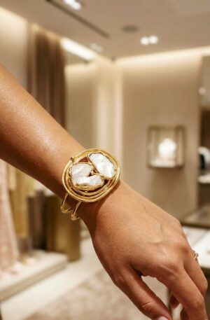 Bracciale rigido in ottone dorato chiuso con perle scaramazze incastonate Spedizione Gratuita