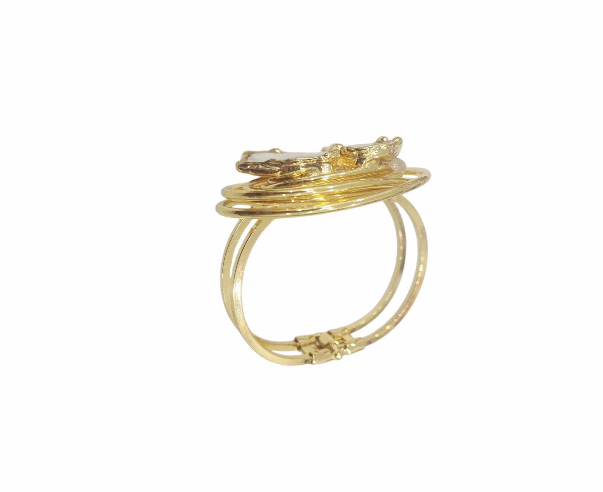 Bracciale rigido in ottone dorato chiuso con perle scaramazze incastonate Spedizione Gratuita