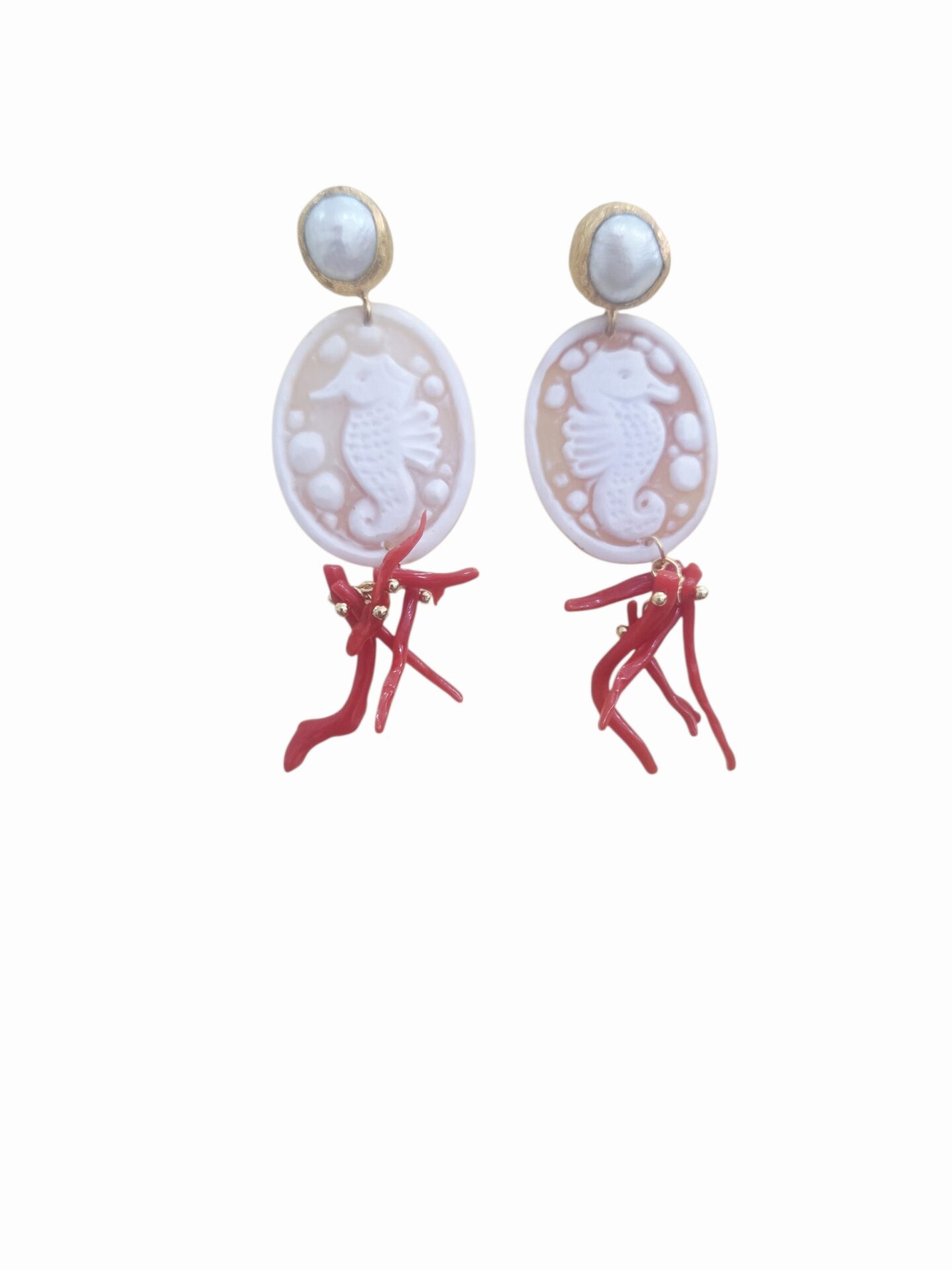 Orecchini realizzati con cammeo di Torre del Greco con cavalluccio marino scolpito,rametti di corallo e perno con perla barocca contornata da ottone
lunghezza 7cm
peso 5.8gr Spedizione Gratuita