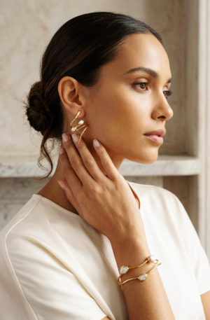 Parure bracciale ad incastro ed orecchini in ottone con perle di fiume incastonate
lunghezza orecchini 5cm
peso orecchini 5.2gr Spedizione Gratuita