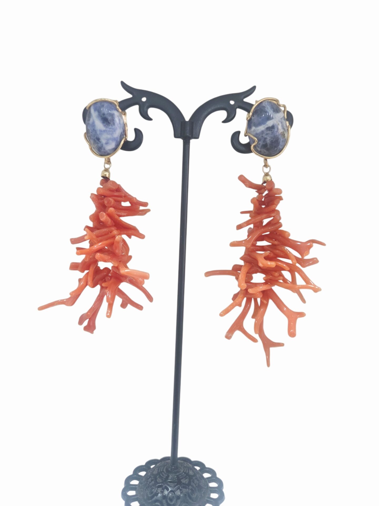 Orecchini realizzati con rametti di corallo di Torre del Greco e perno lapislazzuli montato su argento925 placcato oro 
lunghezza 8 cm
pesi 9.7gr Spedizione Gratuita