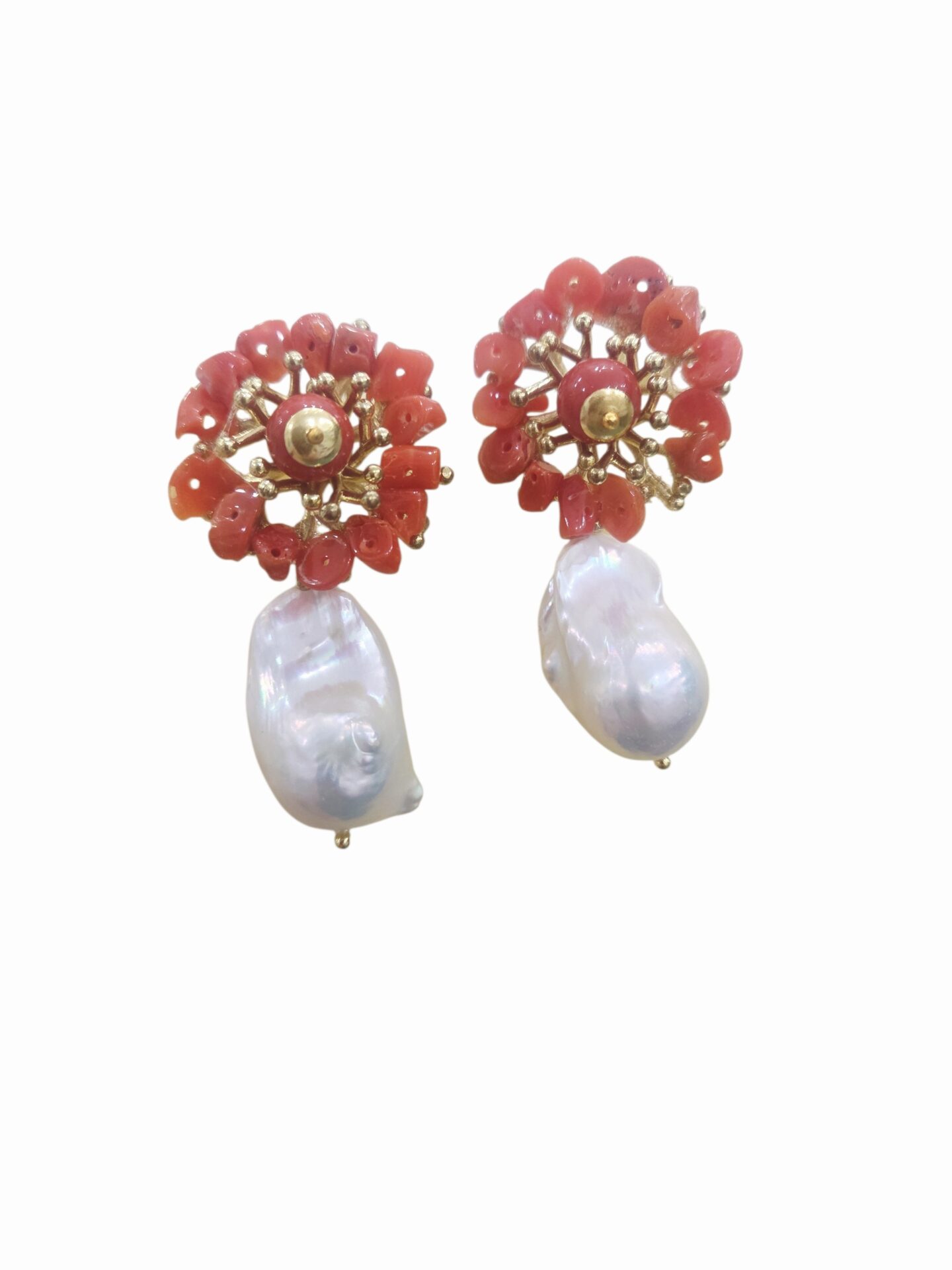 Orecchini realizzati con corallo su base in ottone e perla scaramazza. monachella in ottone
lunghezza 5cm
peso 11gr Spedizione Gratuita