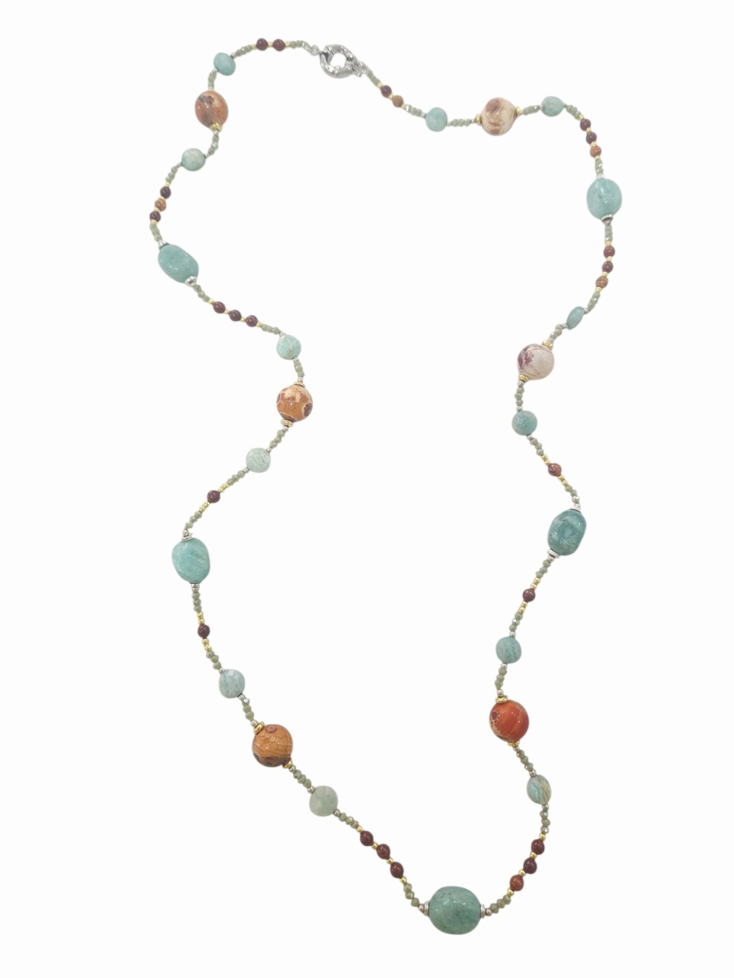 Collana lunga realizzata con amazzonite, quarzi e agata fossile. chiusura tonda in acciaio.
 Lunghezza 80cm Spedizione Gratuita