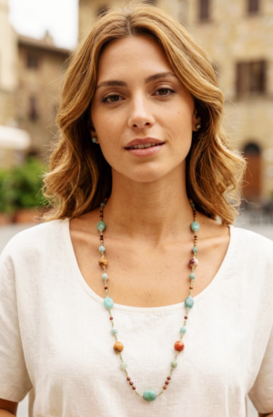 Collana lunga realizzata con amazzonite, quarzi e agata fossile. chiusura tonda in acciaio.
 Lunghezza 80cm Spedizione Gratuita