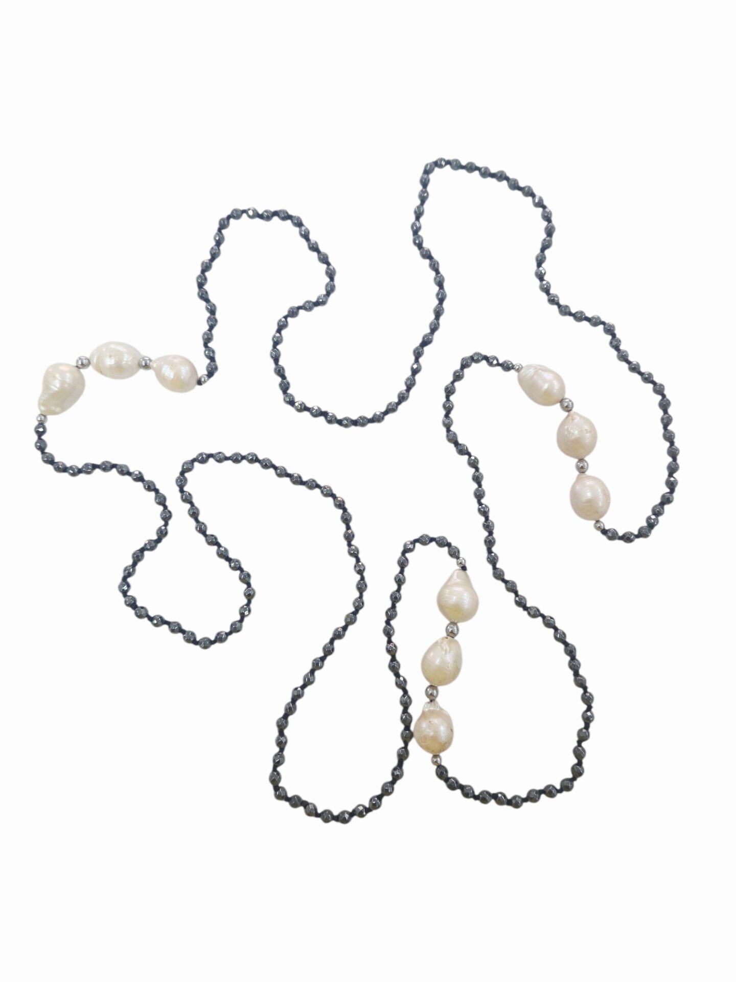 Collana molto lunga possibilità di farla doppio giro realizzata con ematite grigia e perle barocche. lunghezza 128cm Spedizione Gratuita