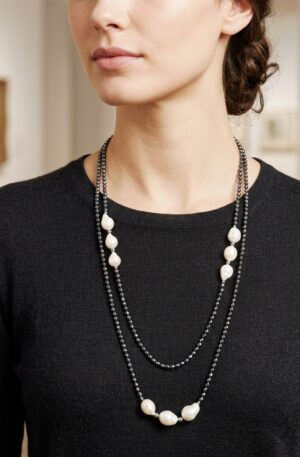 Collana molto lunga possibilità di farla doppio giro realizzata con ematite grigia e perle barocche. lunghezza 128cm Spedizione Gratuita