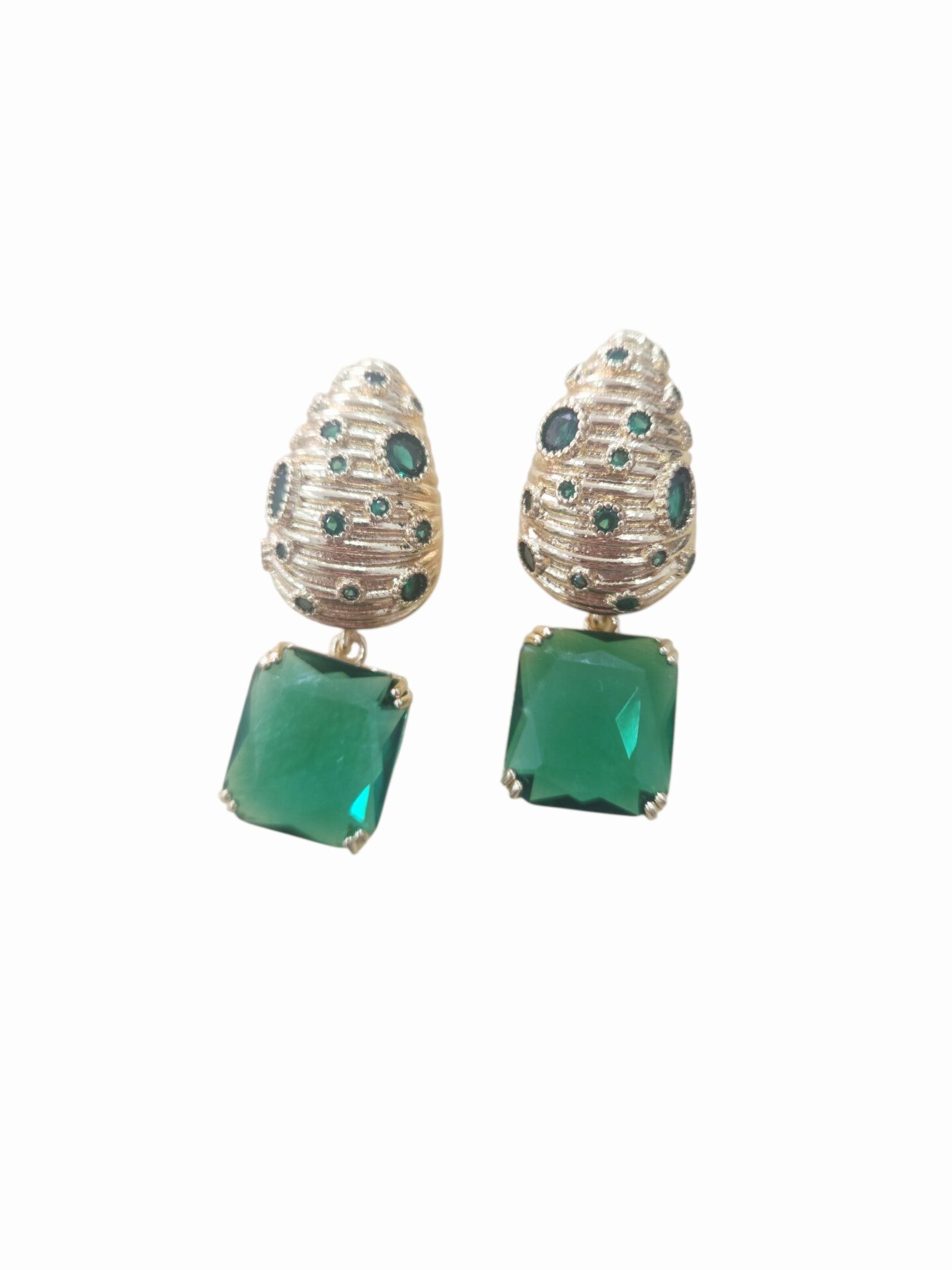 Orecchini realizzati con perno in ottone con zirconi verdi incastonati e quadrato verde in cristallo
lunghezza 3.5cm
peso 9.6gr Spedizione Gratuita