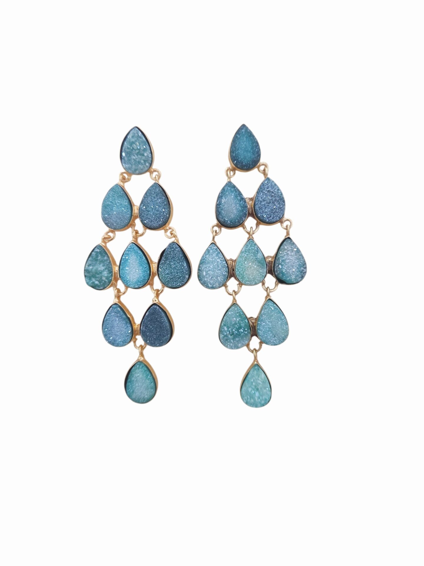 Orecchini realizzati artigianalmente con druzy glitterata su base in ottone
lunghezza 7cm
peso 10gr Spedizione Gratuita