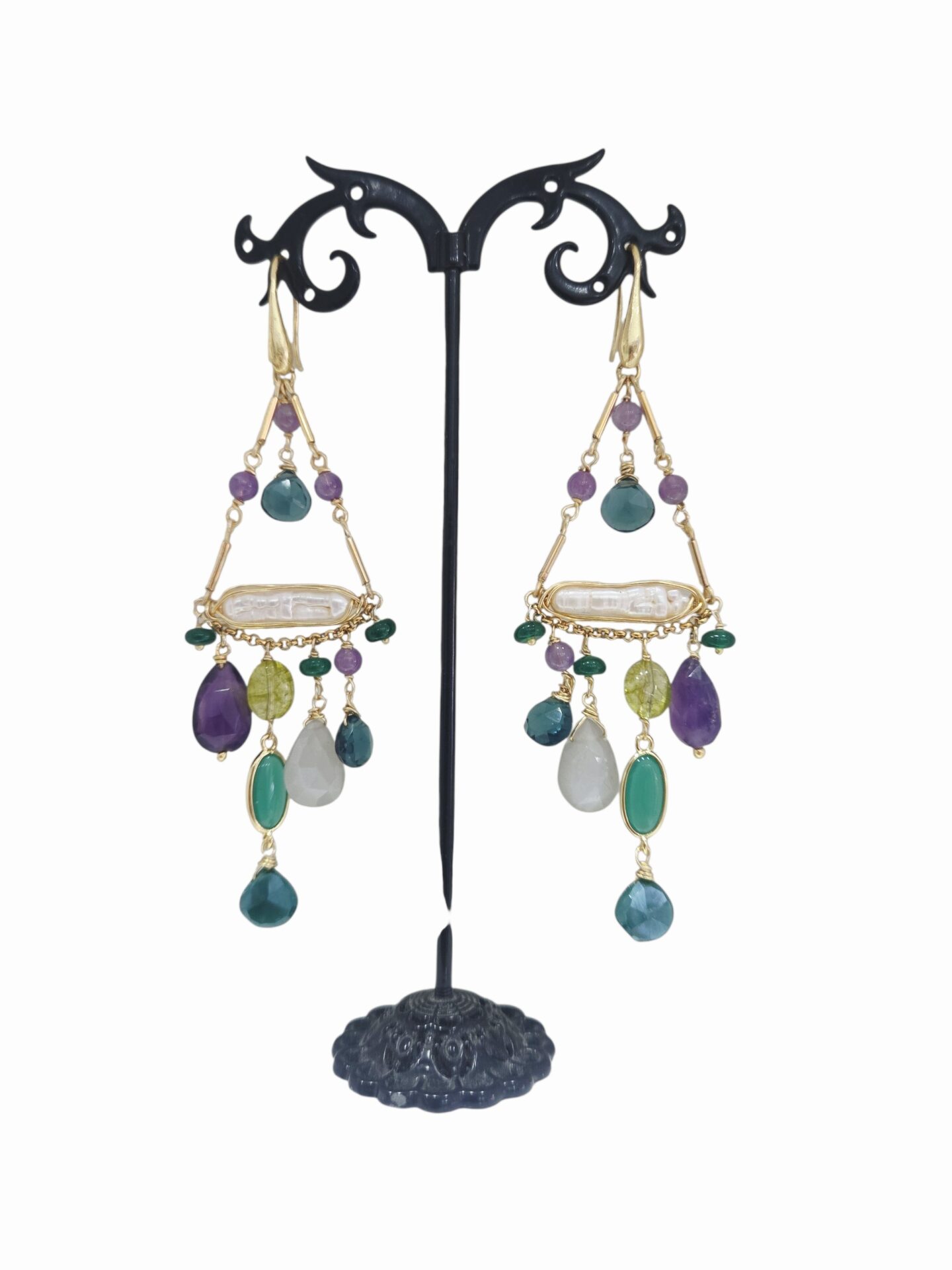 Orecchini realizzati artigianalmente con quarzi, perla di fiume ed ametista. Monachella in argento925 placcata oro.
lunghezza 10cm
peso 8.3gr Spedizione Gratuita