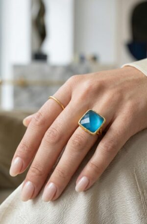 Anello regolabile realizzato con pietra quadrata occhio di gatto ed ottone. 
Colore turchese
Misura quadrato 1,5 cm Spedizione Gratuita