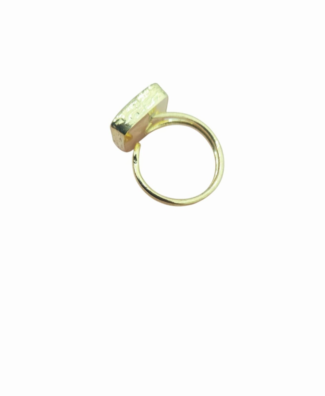 Anello regolabile realizzato con pietra quadrata occhio di gatto ed ottone. 
Colore turchese
Misura quadrato 1,5 cm Spedizione Gratuita