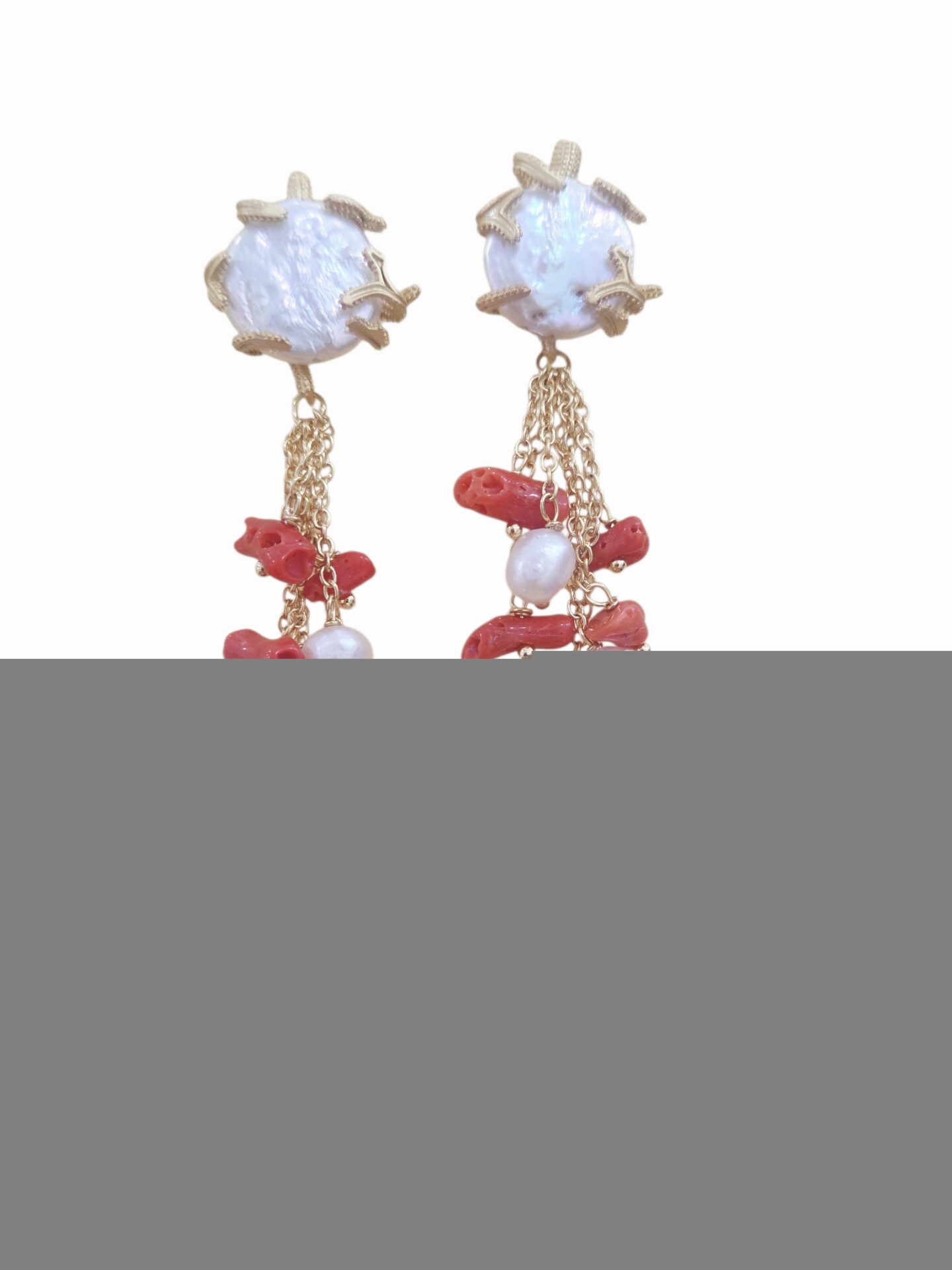 Orecchini realizzati artigianalmente con corallo e perle di fiume varie forme elementi dorati in ottone
lunghezza 7cm
peso 6.4gr Spedizione Gratuita