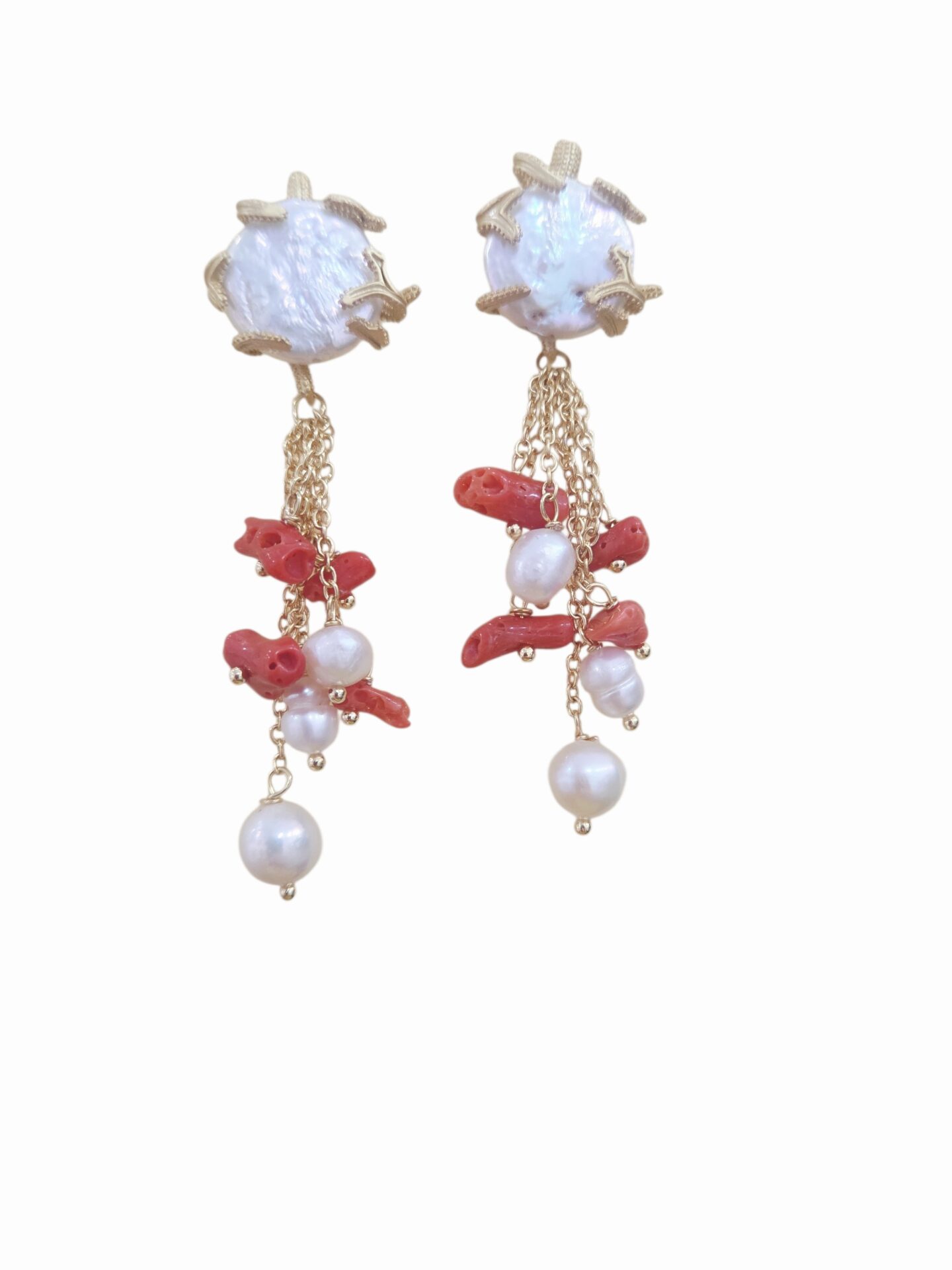 Orecchini realizzati artigianalmente con corallo e perle di fiume varie forme elementi dorati in ottone
lunghezza 7cm
peso 6.4gr Spedizione Gratuita