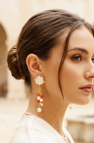 Orecchini realizzati artigianalmente con corallo e perle di fiume varie forme elementi dorati in ottone
lunghezza 7cm
peso 6.4gr Spedizione Gratuita