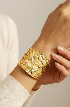 Bracciale ad incastro realizzato in ottone battuto bombato lucido. molto leggero,regolabile Spedizione Gratuita