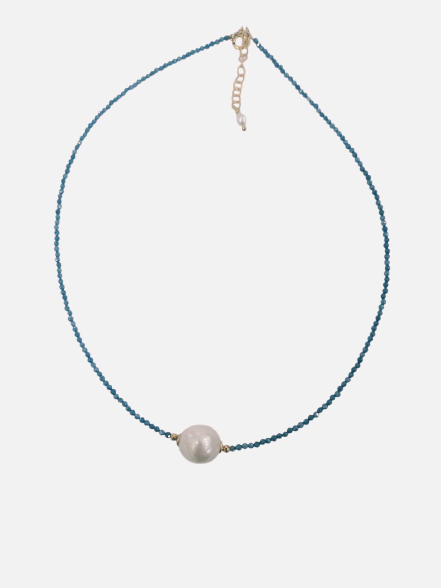 Collana girocollo regolabile realizzata con quarzi blu,perla barocca ed elementi dorati in argento925 placcati oro
lunghezza 45cm Spedizione Gratuita