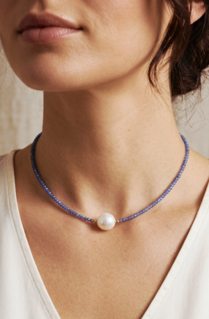 Collana girocollo regolabile realizzata con quarzi blu,perla barocca ed elementi dorati in argento925 placcati oro
lunghezza 45cm Spedizione Gratuita