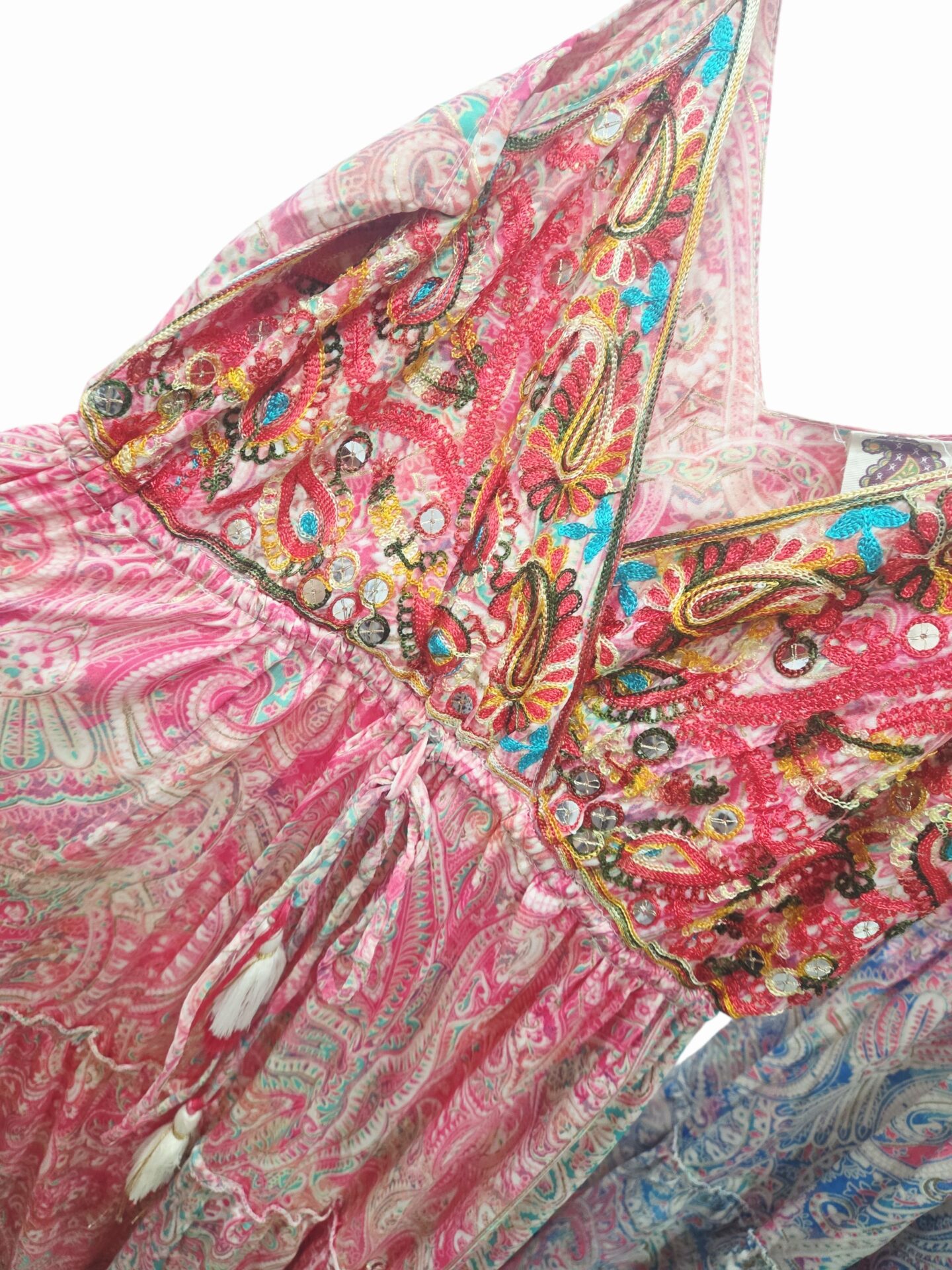 Abito lungo 100%seta con specchietti, bratelline regolabili e laccetto sotto il seno da stringere,fresco e leggero.
colore rosa Spedizione Gratuita