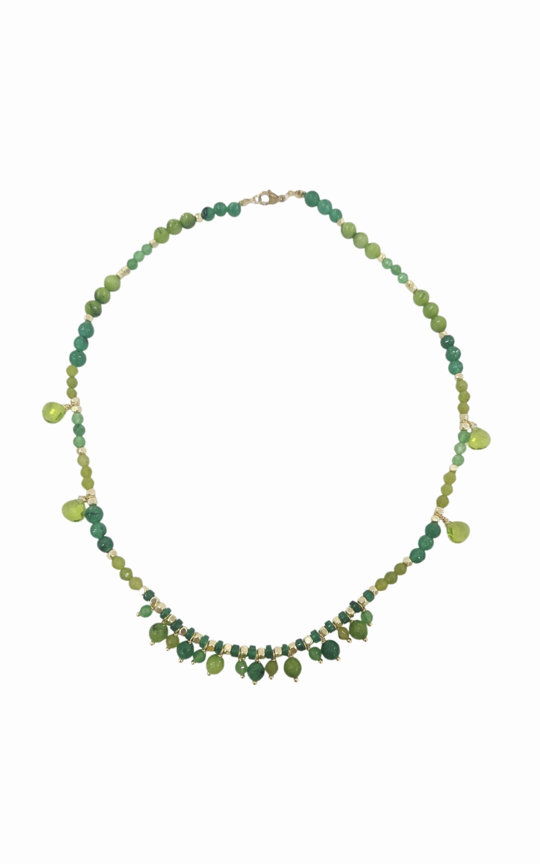 Collanina girocollo realizzata con agata e quarzi in varie sfumature di verde.Cubetti in ematite dorati.Lunghezza 47 cm Spedizione Gratuita