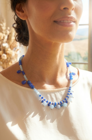 Collana girocollo con agata e quarzi in blu e celeste, cubetti dorati in ematite.lunghezza 47cm Spedizione Gratuita