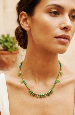 Collanina girocollo realizzata con agata e quarzi in varie sfumature di verde.Cubetti in ematite dorati.Lunghezza 47 cm Spedizione Gratuita