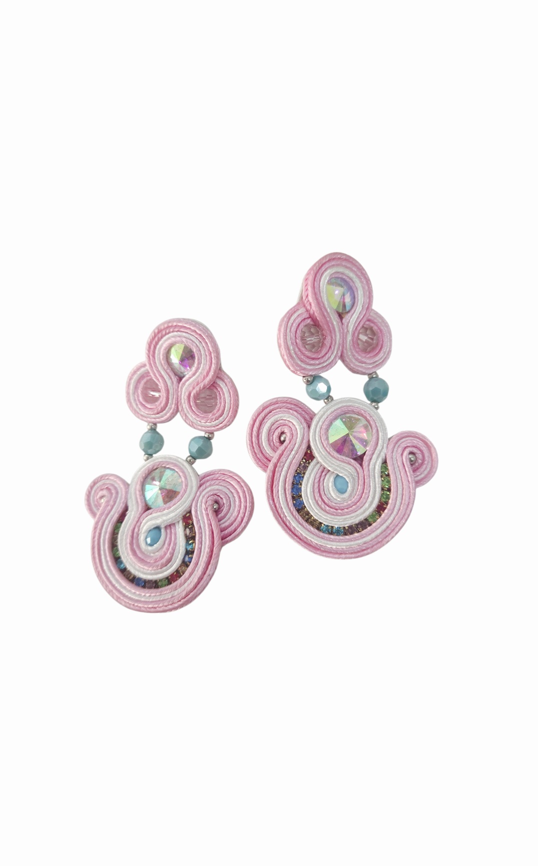 Orecchini  soutache realizzati con tessuto e cristalli.
lunghezza 6.5cm
peso 6.3gr Spedizione Gratuita
