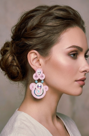 Orecchini  soutache realizzati con tessuto e cristalli.
lunghezza 6.5cm
peso 6.3gr Spedizione Gratuita