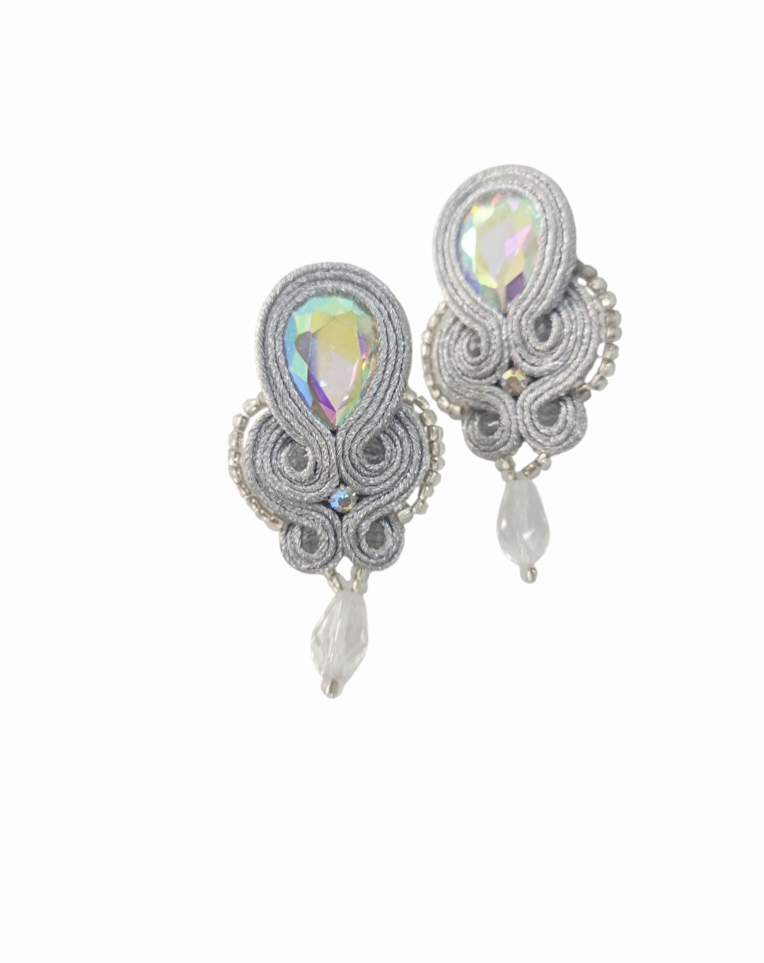Orecchini soutache realizzati con tessuto glitterato argentato,microperline, cristalli e punti luce.
lunghezza 5cm
peso 5.4gr Spedizione Gratuita