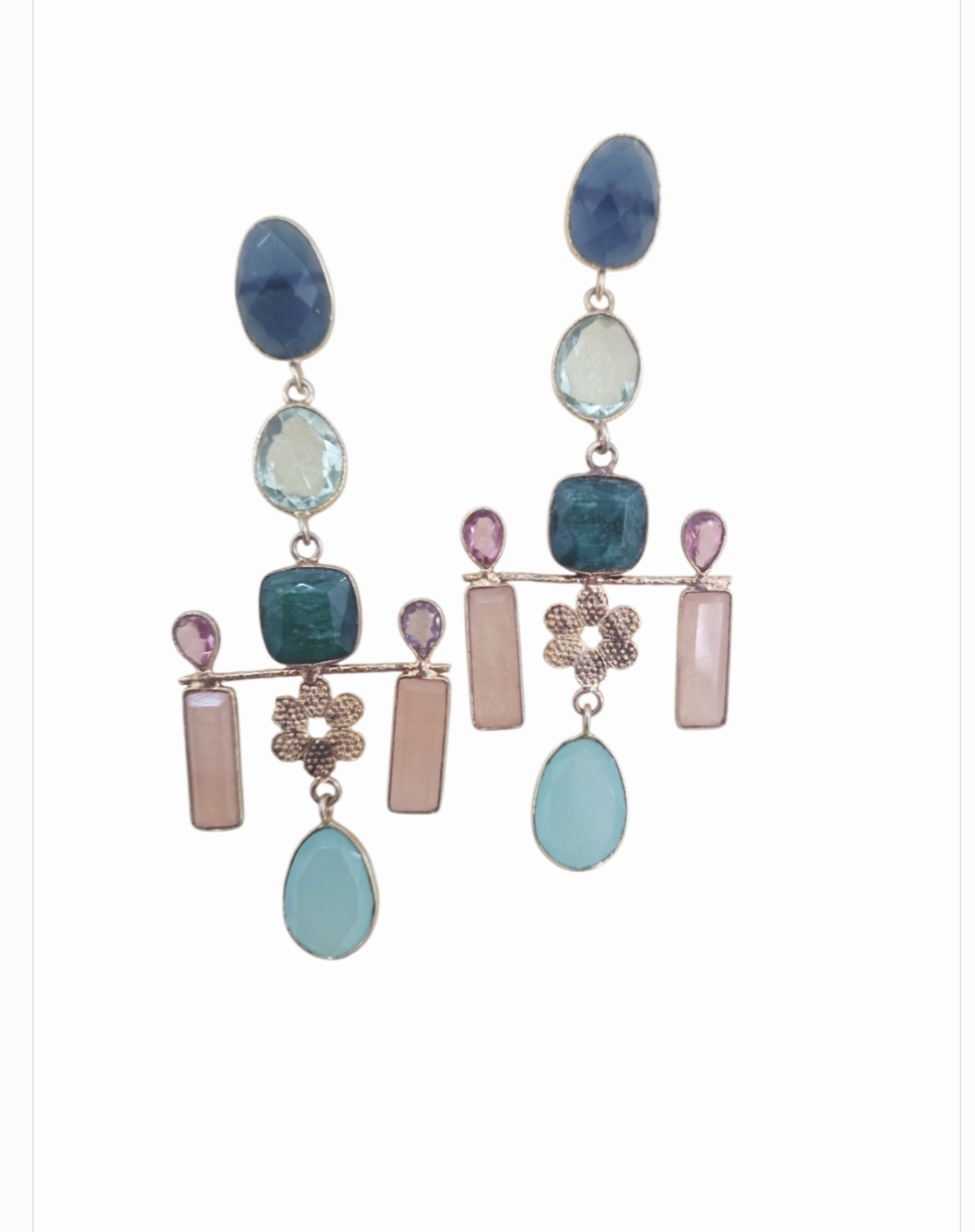 Orecchini  realizzati con quarzi multicolore ed ottone.
lunghezza 8cm
peso 6.8gr Spedizione Gratuita