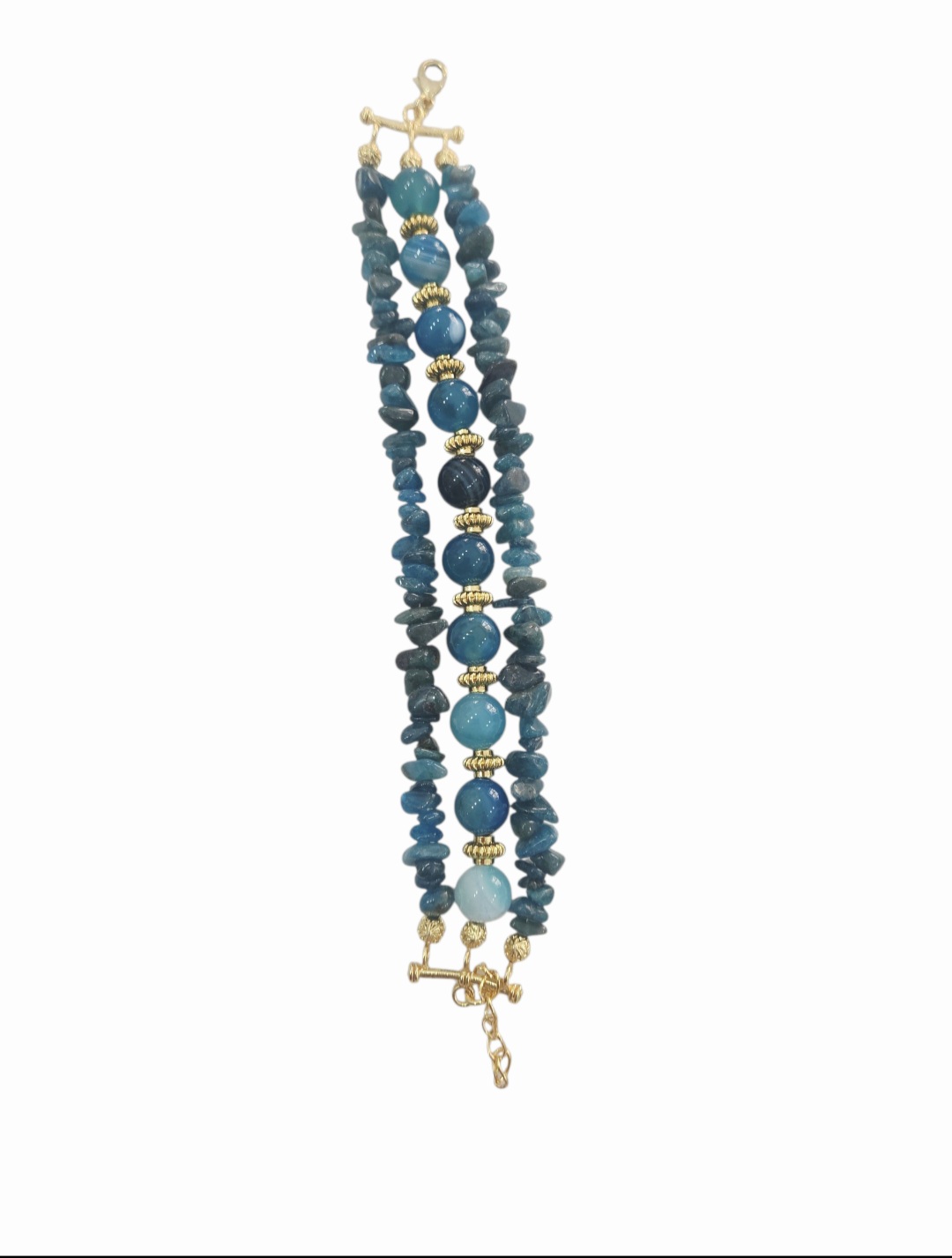 Bracciale tre fili realizzato con due fili di apatite uno centrale con sfere in agata blu ed elementi in ottone dorati.
lunghezza regolabile 22cm Spedizione Gratuita