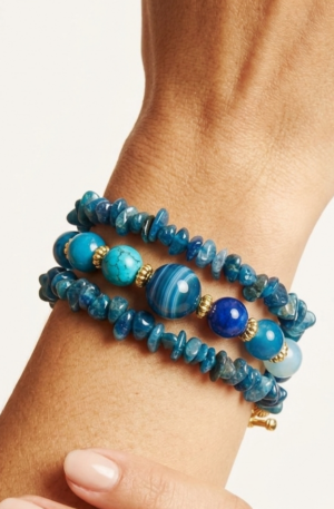 Bracciale tre fili realizzato con due fili di apatite uno centrale con sfere in agata blu ed elementi in ottone dorati.
lunghezza regolabile 22cm Spedizione Gratuita