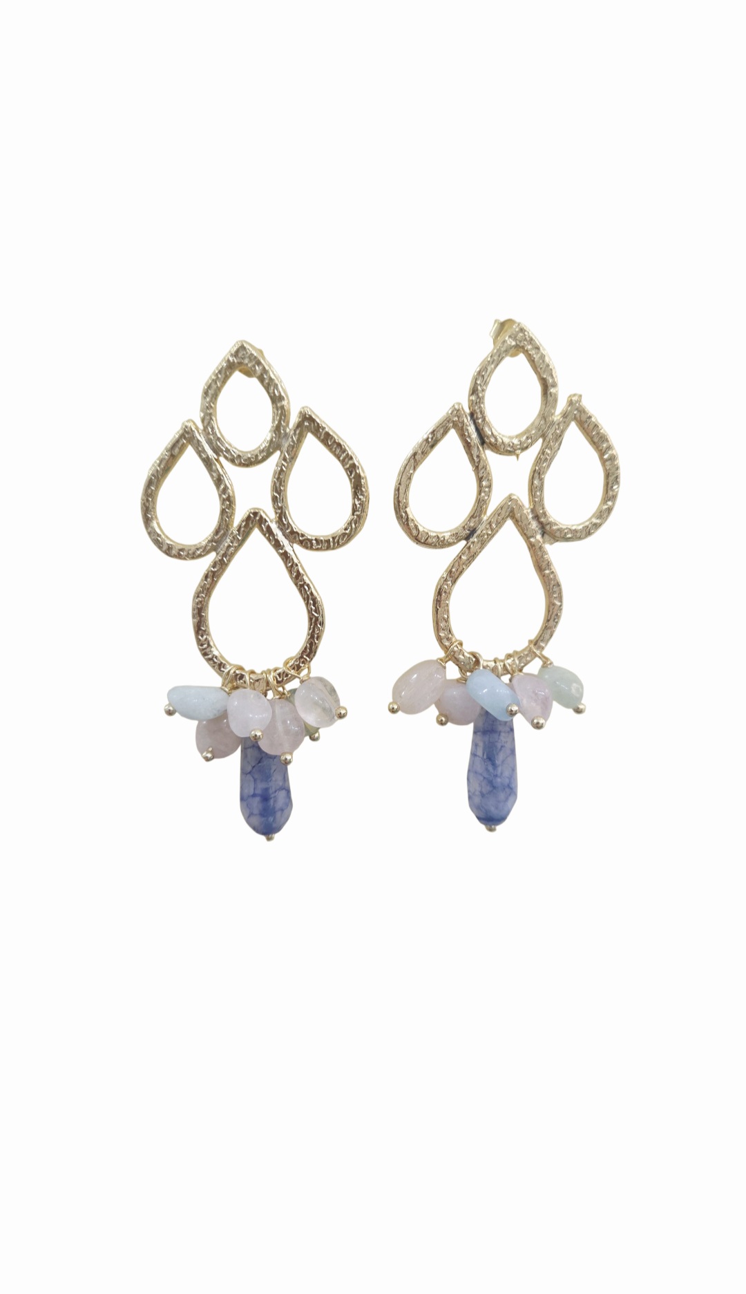 Orecchini realizzati con ottone con berillo multicolore e goccia in agata venuta blu.
lunghezza 7.5cm
peso 8.7gr Spedizione Gratuita