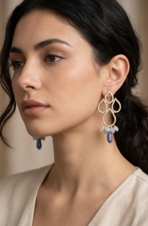 Orecchini realizzati con ottone con berillo multicolore e goccia in agata venuta blu.
lunghezza 7.5cm
peso 8.7gr Spedizione Gratuita